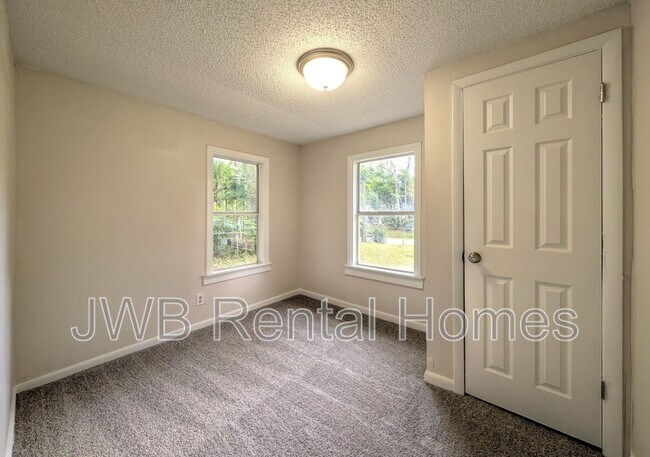 Building Photo - 5332 Amazon Ave