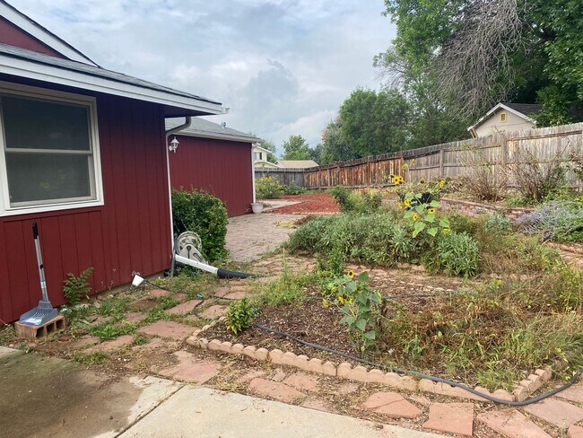 Building Photo - Rare 2BR 1BA Home with extra large 2 Car G...