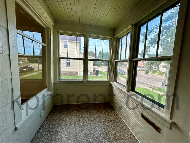Building Photo - 506 7th St NE