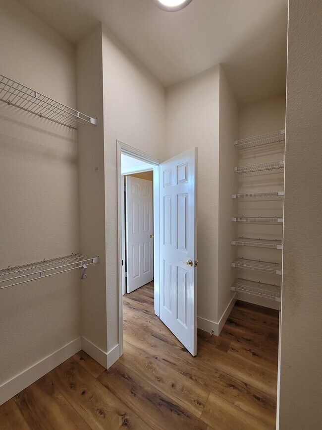 Building Photo - Stunning 2-Bed, 2.5-Bath Entertainer's Gem in Gated Summerset I