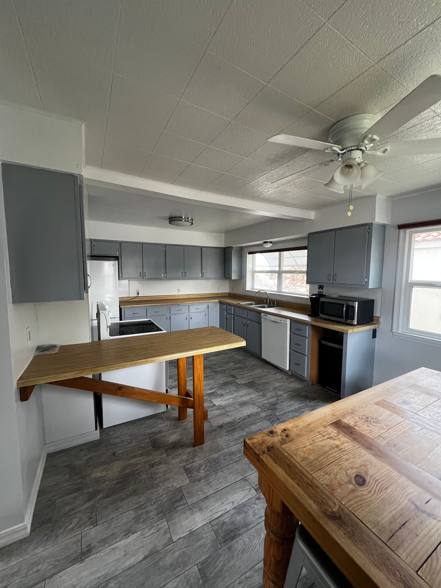 Kitchen - 219 E Montezuma Ave