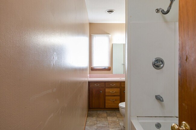 Building Photo - #6 Bedroom House with Awesome Yard Plus Ga...