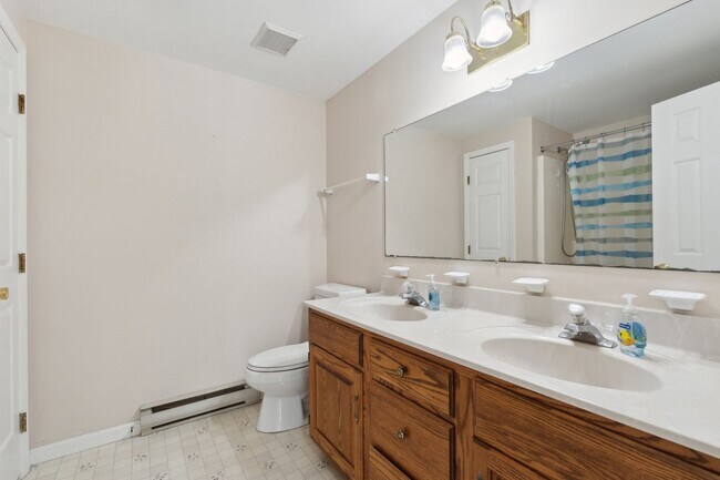 Building Photo - Charming One-Level Home Nestled Among Matu...