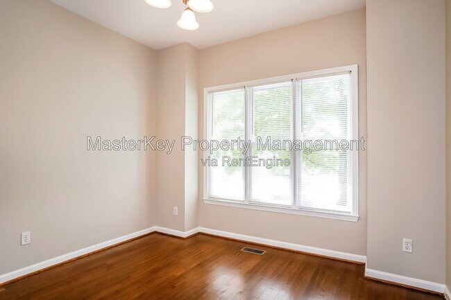 Building Photo - 1600 Nesfield Pl