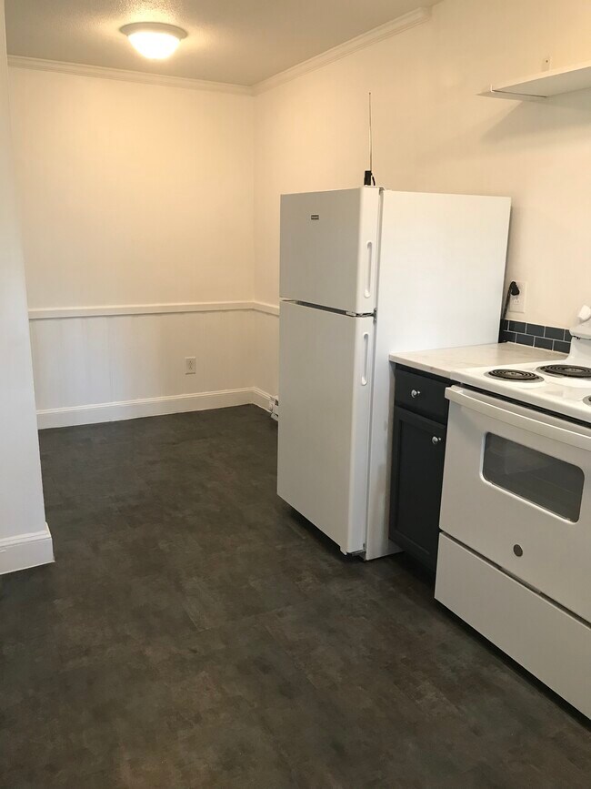 Building Photo - 587 7th St