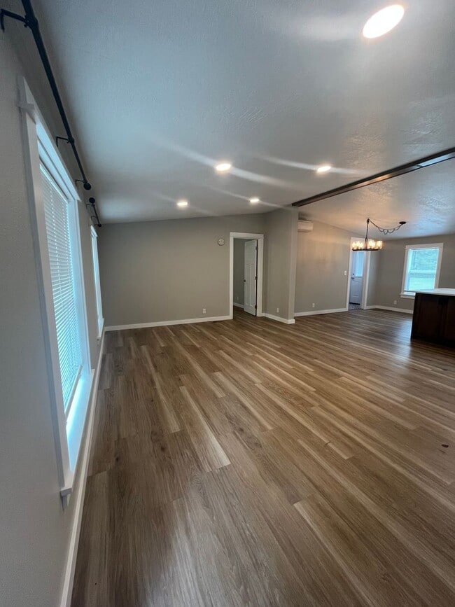 Building Photo - 1625 River Loop 1