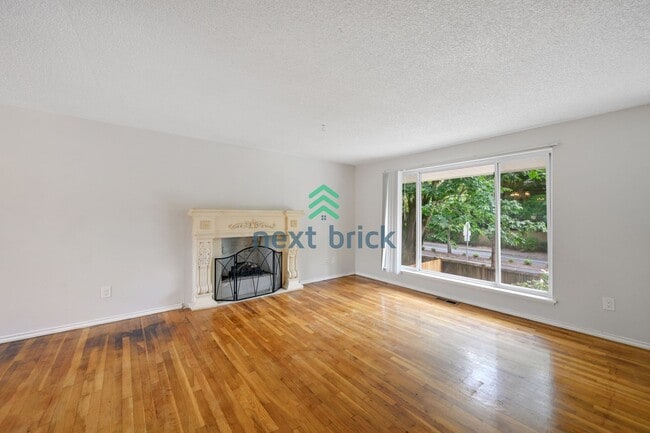 Building Photo - Beautiful Single Family House Bellevue Ava...