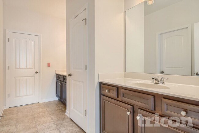Building Photo - 136 Charolais Dr