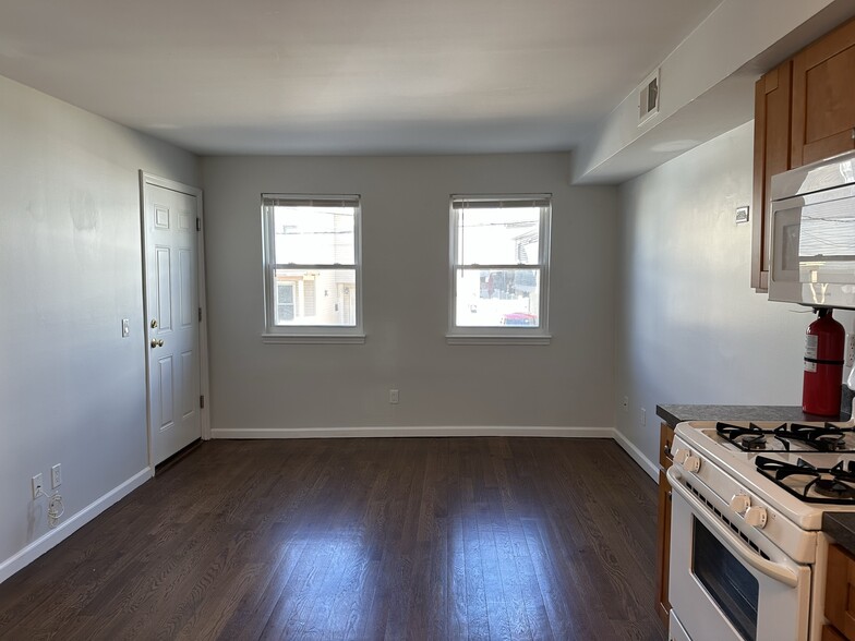 Building Photo - 18 Beach St