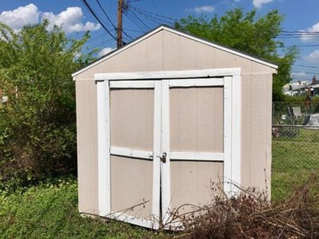 Building Photo - 2 bedroom house in Church Hill! Central air, yard, all electric and laundry!