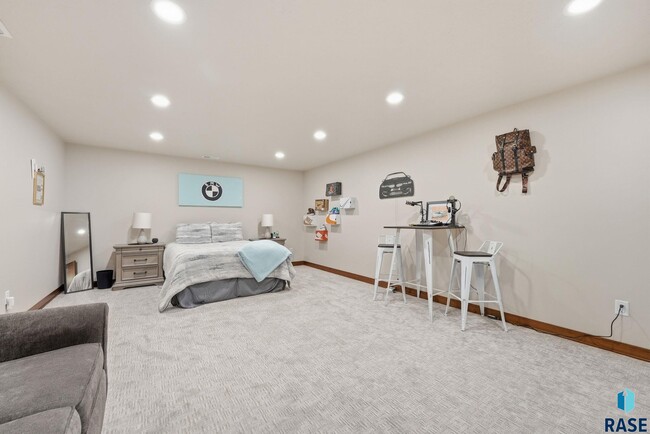 Building Photo - 2701 W Oak Hill Dr