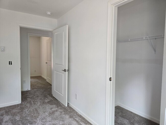 Building Photo - 43 Hull Dr