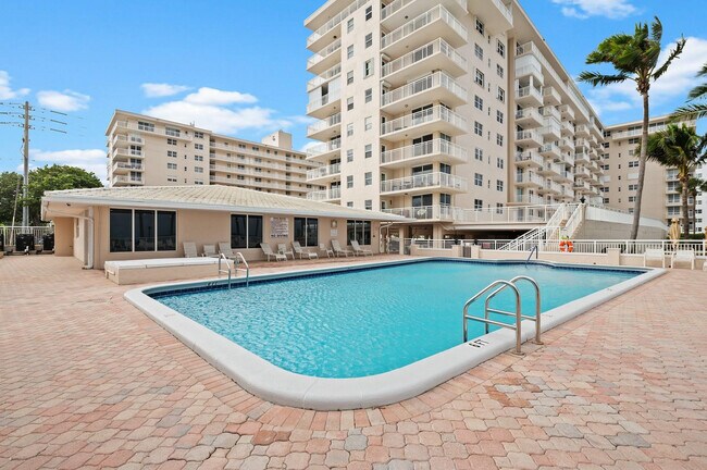 Building Photo - 1050 Hillsboro Mile