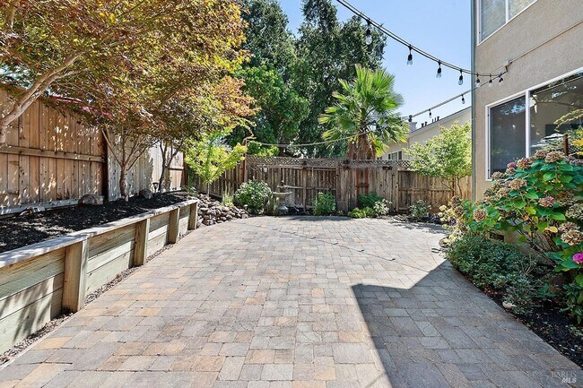 Building Photo - Two Level Home in Windsor with 4 Bedroom and 3 full Bath