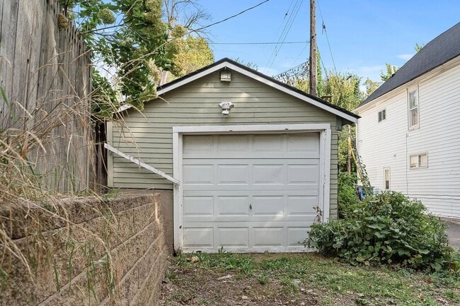 Building Photo - Magnificent, Beautifully UPDATED, 3 Bedroo...