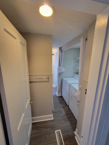 Building Photo - 224 6th Ave