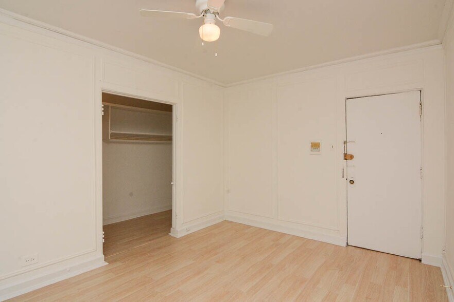 Building Photo - 4060 N Kenmore Ave