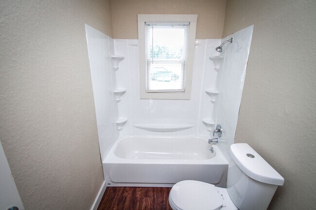 Building Photo - 934 Poinsettia St