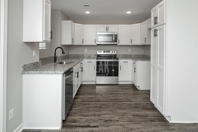 Building Photo - 390 Woodland Cir
