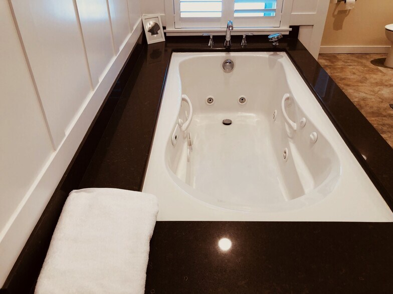 oversized main bedroom tub - 7107 120th St NW