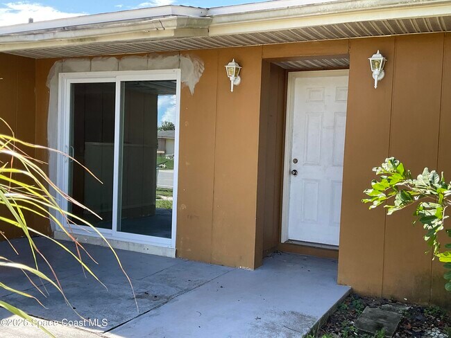 Building Photo - 753 Bianca Dr NE