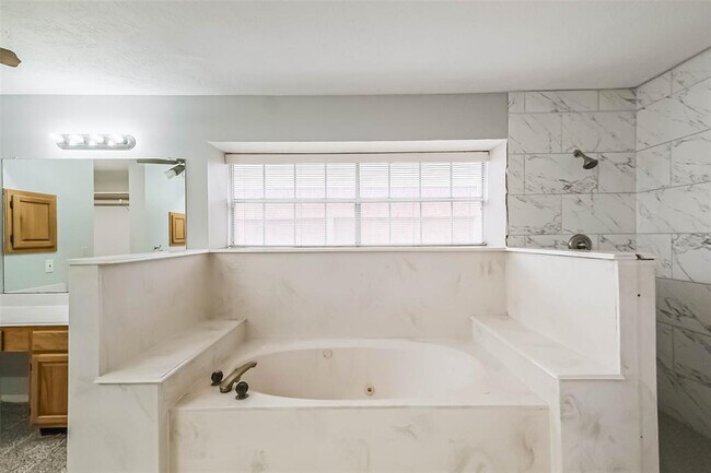 Building Photo - 10218 Hedge Way Dr