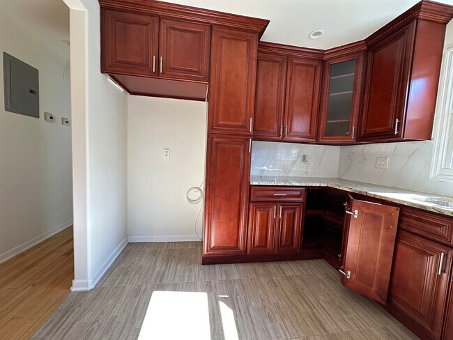 Building Photo - 33 E 51st St