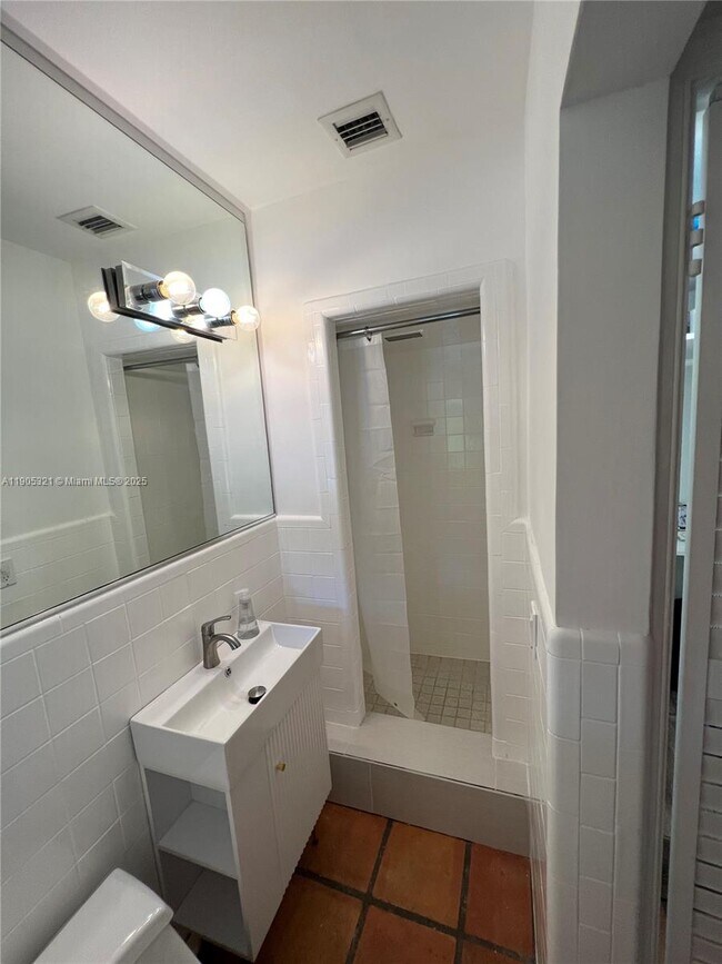 Building Photo - 312 NE 16th Terrace