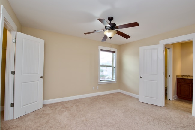 Building Photo - Executive Rental in Cypress Point S/D
