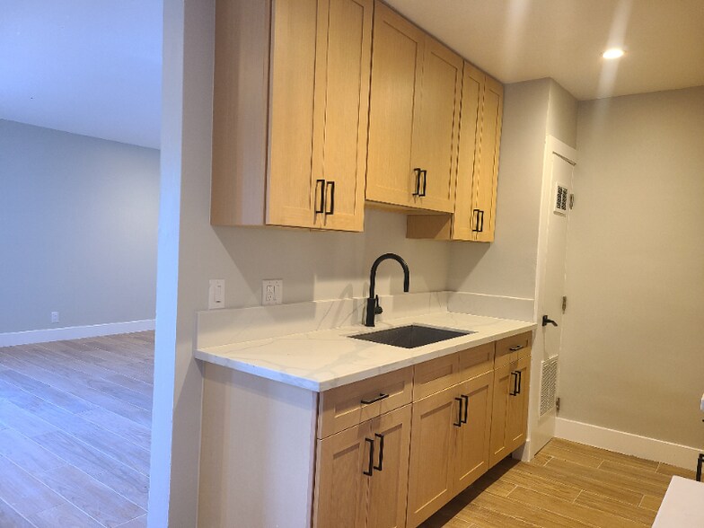 Building Photo - 14921 Vanowen St