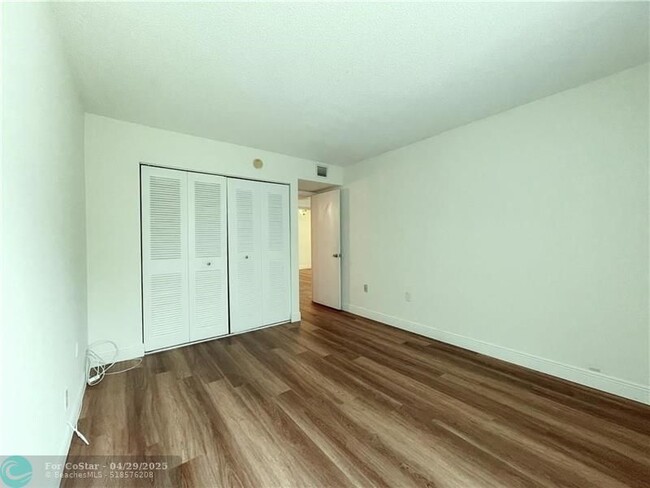 Building Photo - 711 N Pine Island Rd