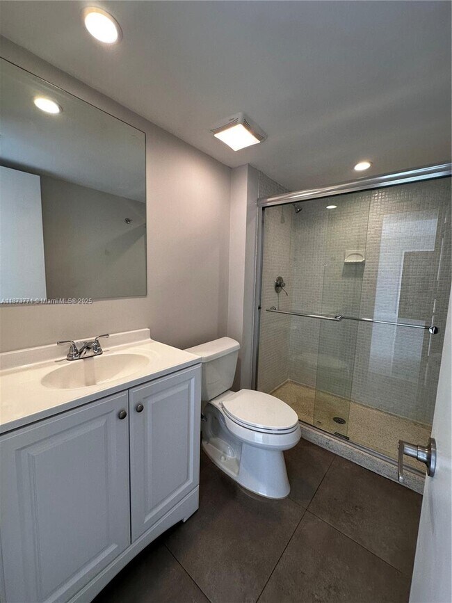 Building Photo - 3731 N Country Club Dr