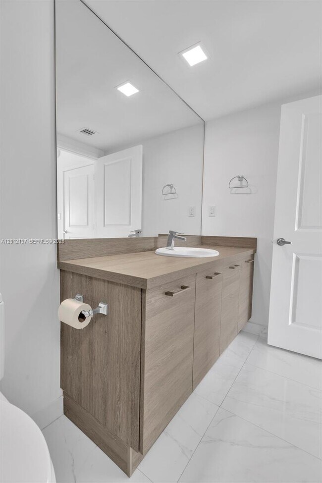 Building Photo - 400 Sunny Isles Blvd