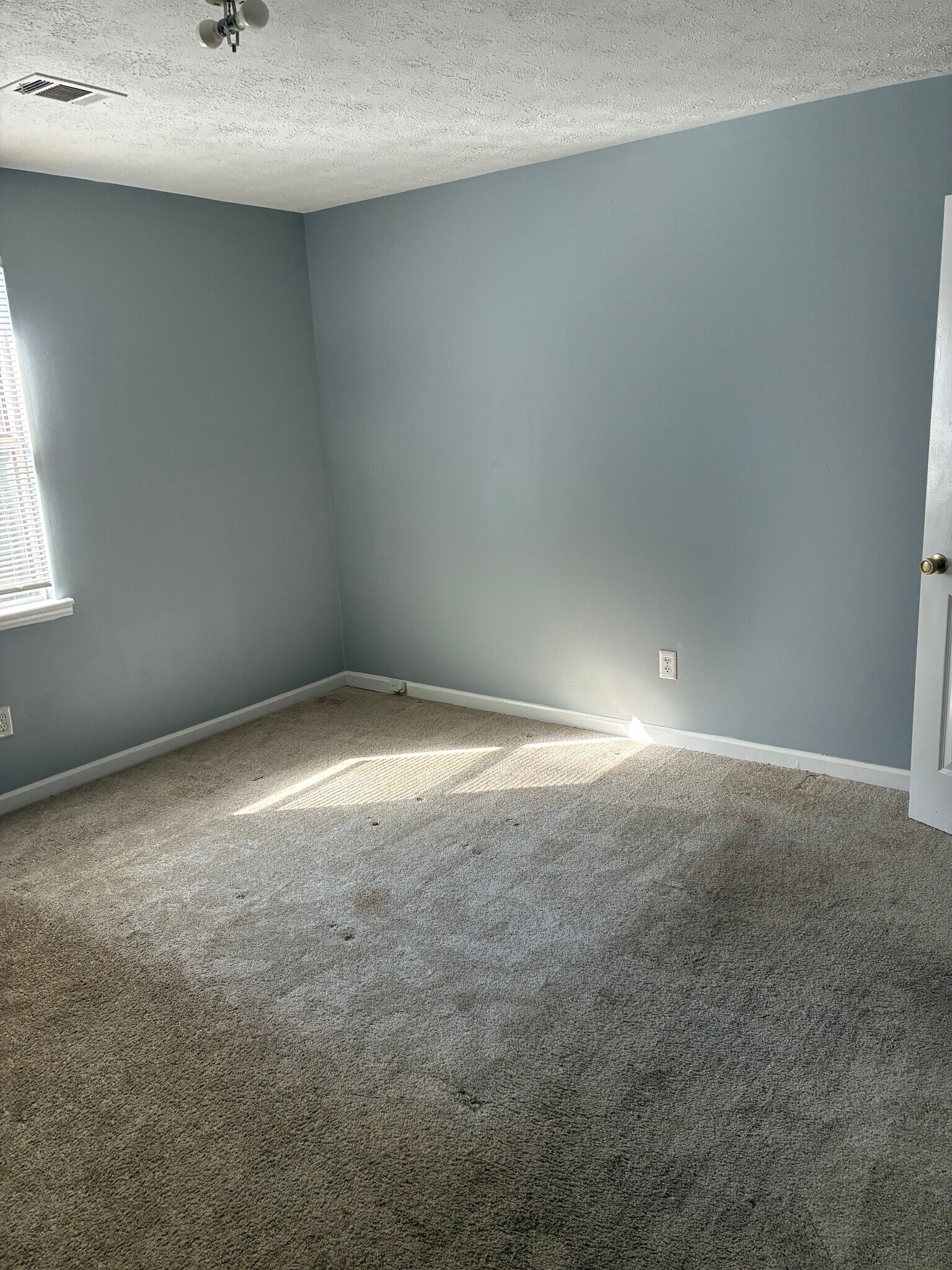 Building Photo - Room in House on Feather Dr