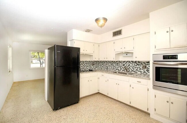 Building Photo - For Rent – Move-In Ready Gem with Modern U...