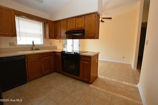 Building Photo - 260 S Creek Dr