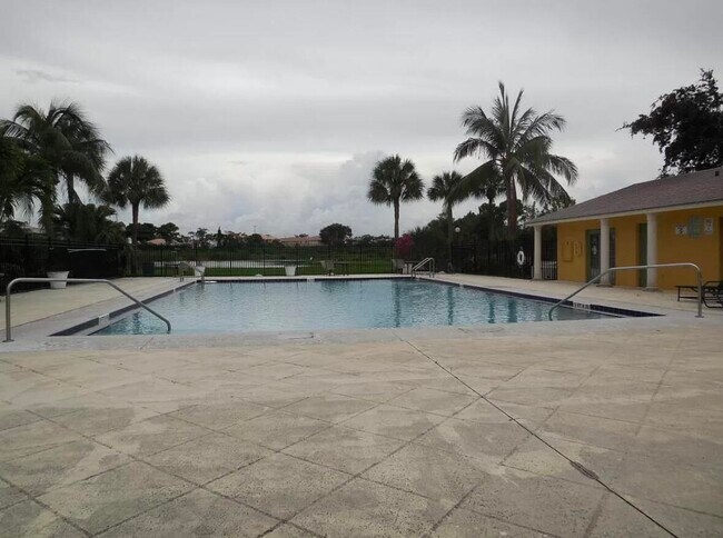Building Photo - 913 Meadows Cir