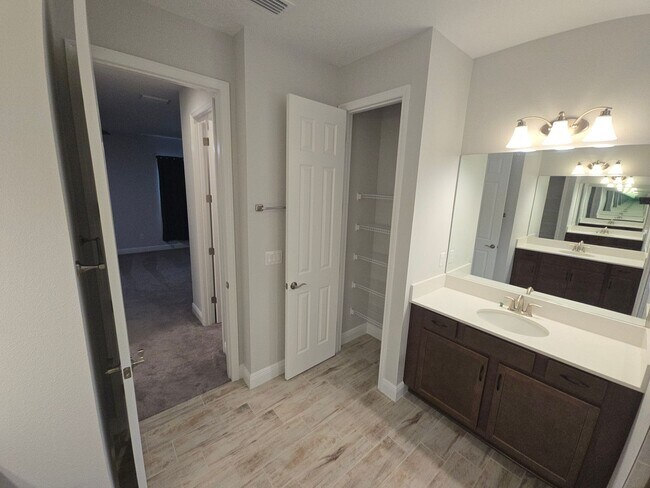 Building Photo - 3/2 Home in Lithia ****MOVE-IN SPECIAL, $500 OFF 2ND MONTHS RENT!!****