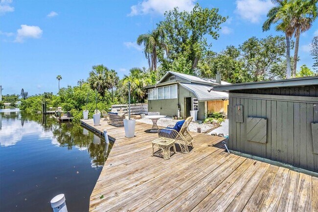 Building Photo - 2027 Panama Dr