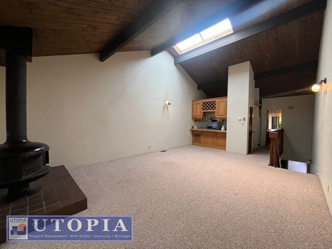 Building Photo - Bright and cozy 2-Bedroom, 2 Bathroom loca...