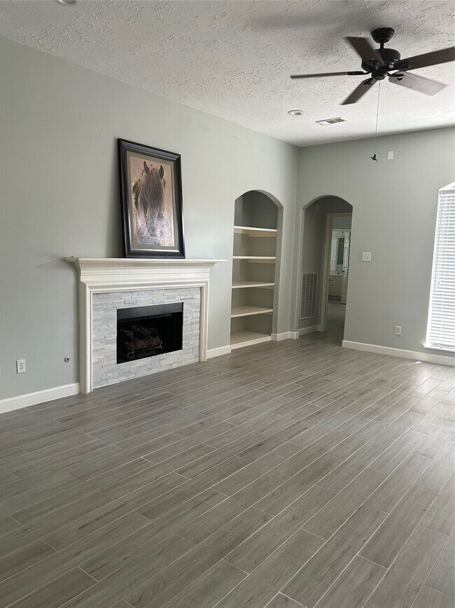 Building Photo - 18419 Autumn Park Dr