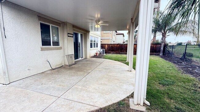 Building Photo - 4 bed 2.5 bath Single Family Home