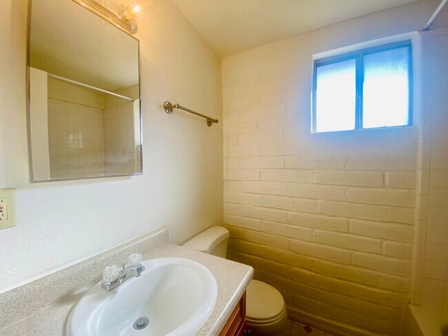 Building Photo - New Flooring! Spacious 1 Bedroom Available...