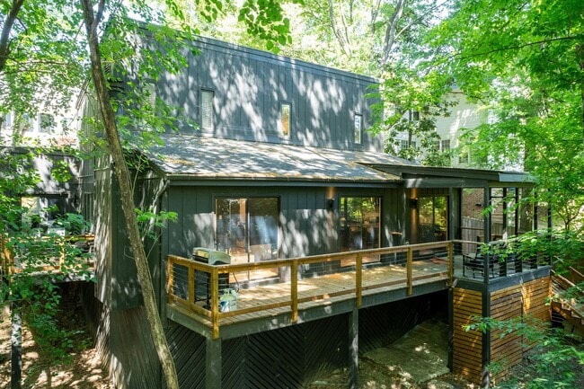 Building Photo - Ultra Modern Three Bedroom Home!