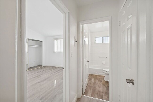 Building Photo - 333 Rexford Dr