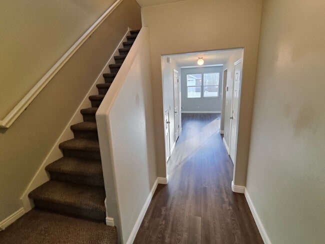 Building Photo - Spectacular 3-Bedroom Draper Townhouse with Garage
