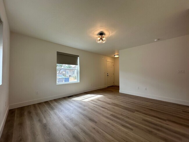 Building Photo - 812 2nd St N