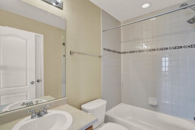 Building Photo - Low-Maintenance Northgate Home with Loft, Fireplace, and Mountain Views