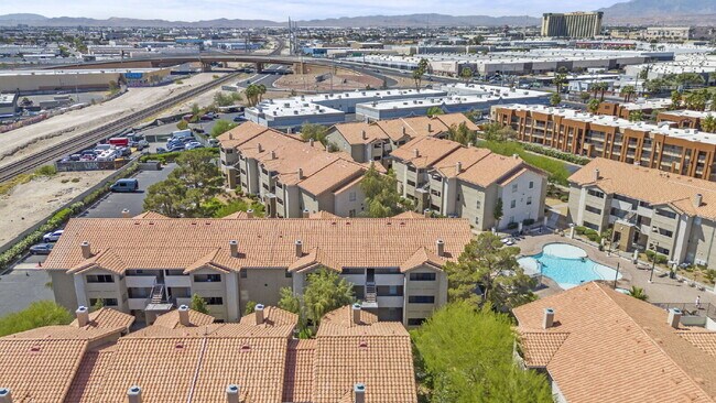 Building Photo - "Spacious 2-Bed, 2-Bath Condo Retreat in the Heart of Las Vegas!"