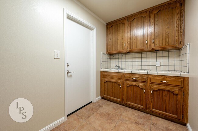 Building Photo - Woodward Park Home, 3BR/2BA, Pool, Spa, Gr...